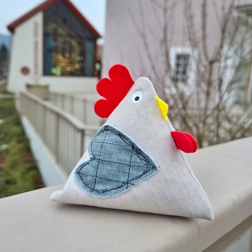 Brežiška kura pred kavarno