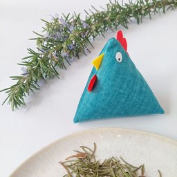 Brihtna kura z rožmarinom