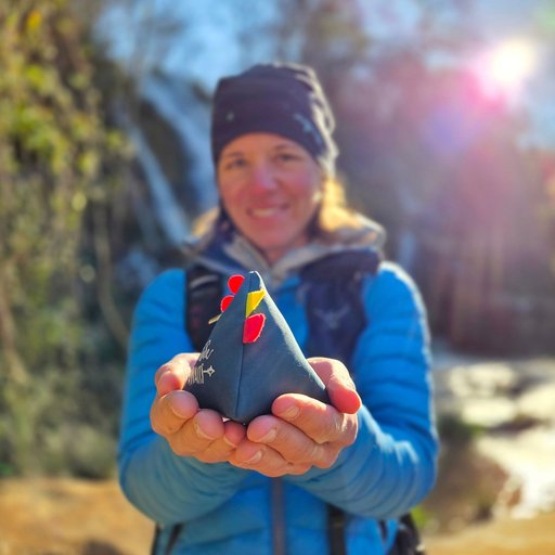 Kura v rokah popotnice